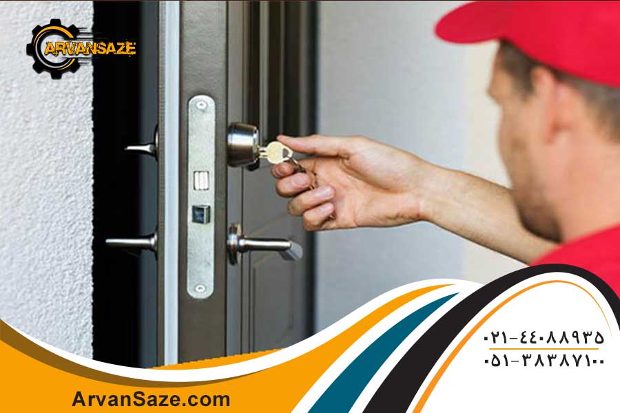 فردی در حال ور رفتن لا کلید داخل قفل درب